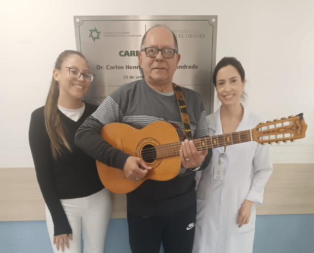 Msico que passou por cirurgia cardaca canta e toca para pacientes do CHSL